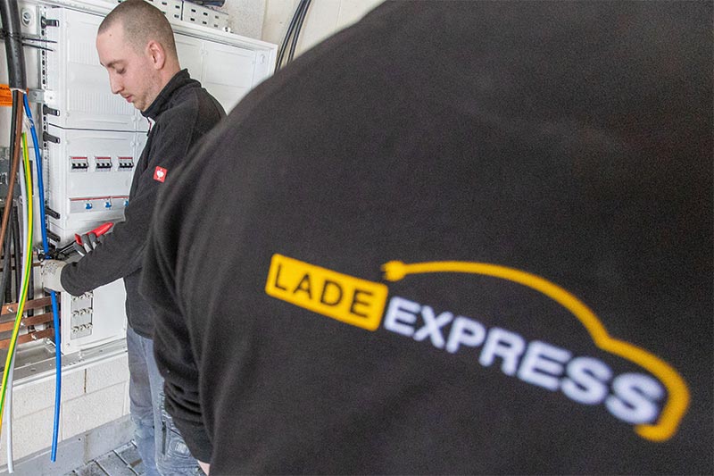 Mitarbeiter bei LADE EXPRESS helfen bei Installation