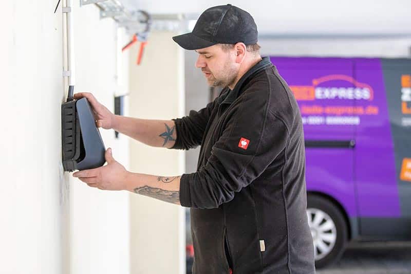 Mitarbeiter bei LADE EXPRESS helfen bei Installation
